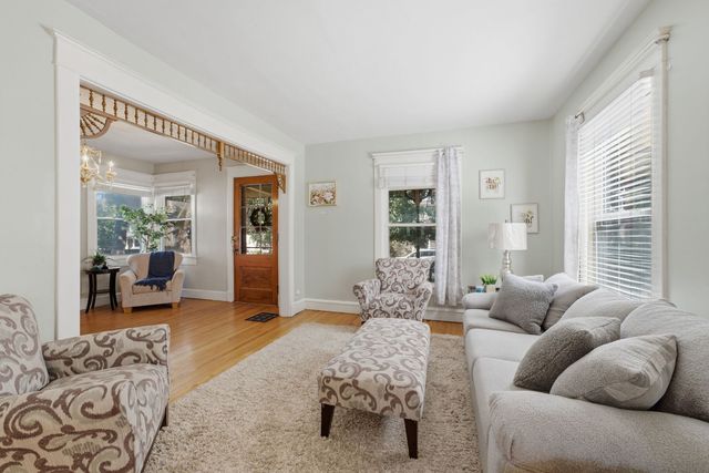 32 Oak Lane, Davenport, IA 52803