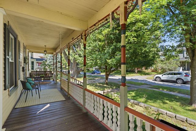 32 Oak Lane, Davenport, IA 52803