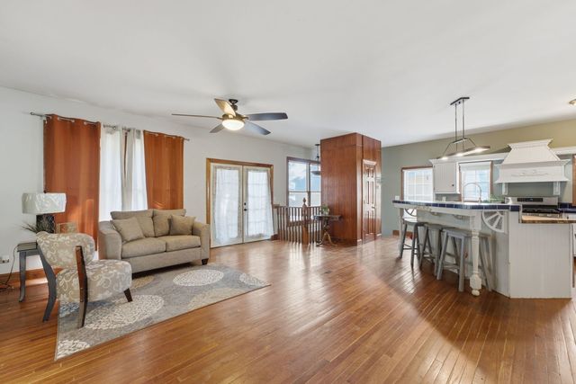 32 Oak Lane, Davenport, IA 52803