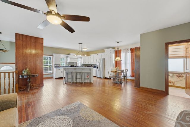 32 Oak Lane, Davenport, IA 52803