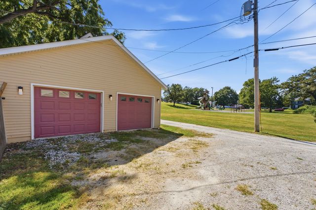 32 Oak Lane, Davenport, IA 52803
