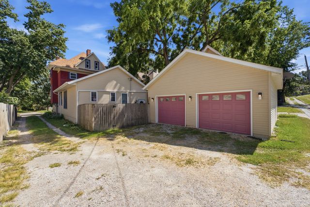 32 Oak Lane, Davenport, IA 52803