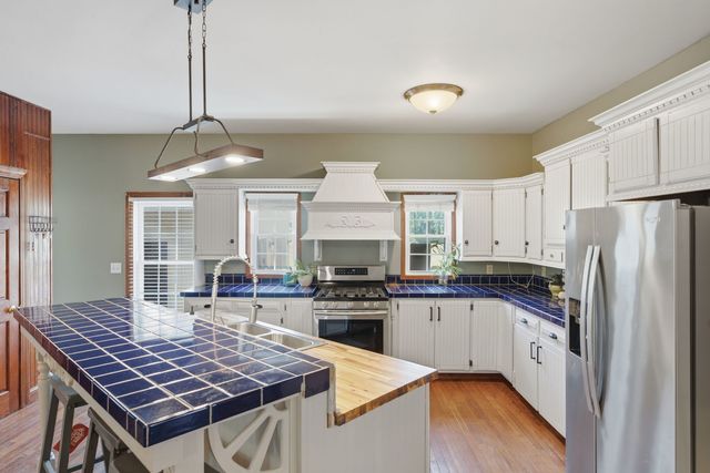 32 Oak Lane, Davenport, IA 52803