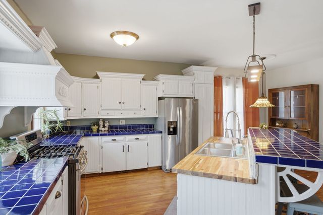 32 Oak Lane, Davenport, IA 52803