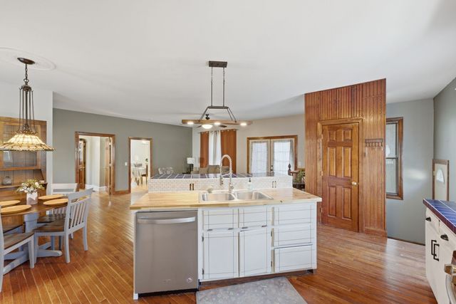 32 Oak Lane, Davenport, IA 52803