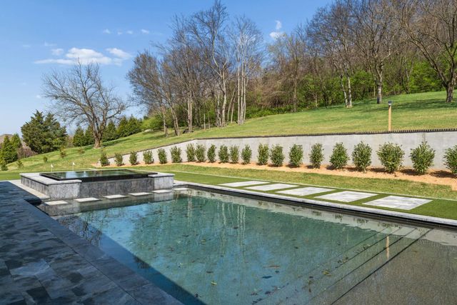 692 Legends Crest Dr, Franklin, TN 37069