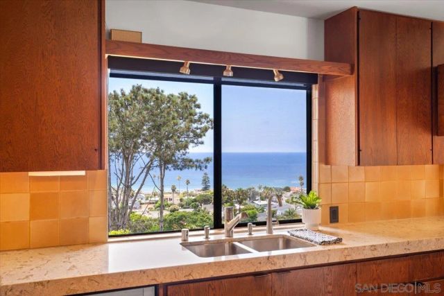 8496 Westway Drive, La Jolla, CA 92037