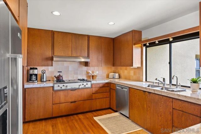 8496 Westway Drive, La Jolla, CA 92037