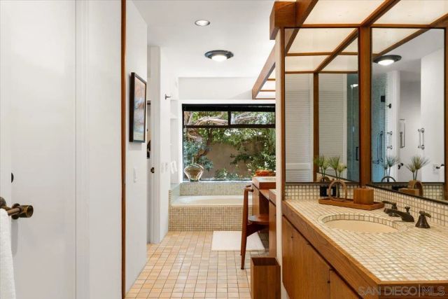 8496 Westway Drive, La Jolla, CA 92037