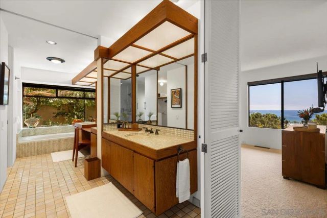 8496 Westway Drive, La Jolla, CA 92037