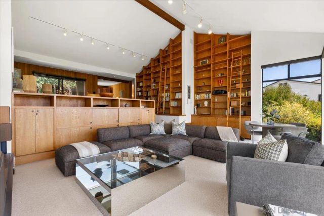 8496 Westway Drive, La Jolla, CA 92037