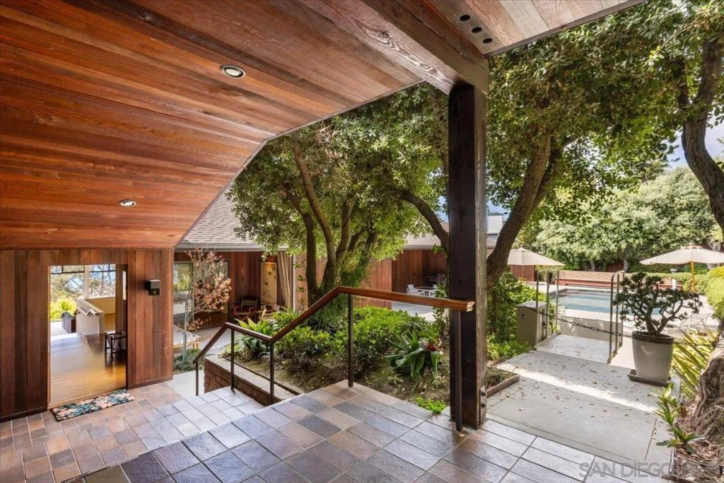 8496 Westway Drive, La Jolla, CA 92037