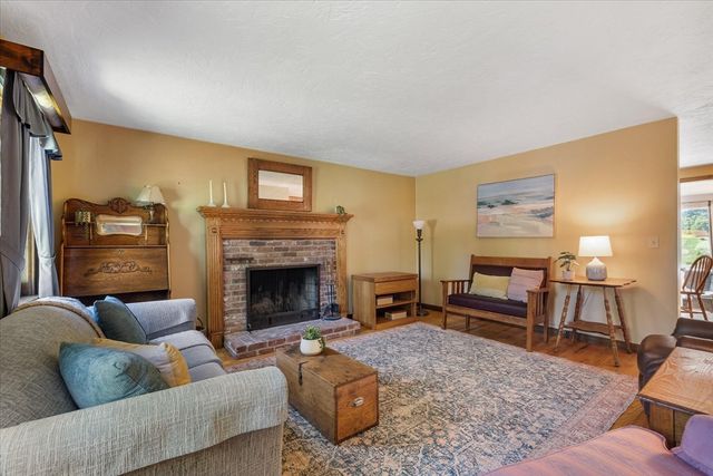 2 Fox Run Rd, Sterling, MA 01564