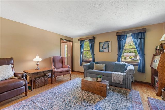 2 Fox Run Rd, Sterling, MA 01564