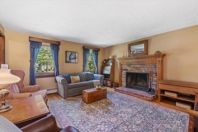 2 Fox Run Rd, Sterling, MA 01564
