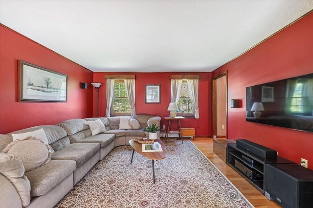2 Fox Run Rd, Sterling, MA 01564
