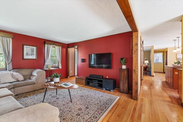 2 Fox Run Rd, Sterling, MA 01564