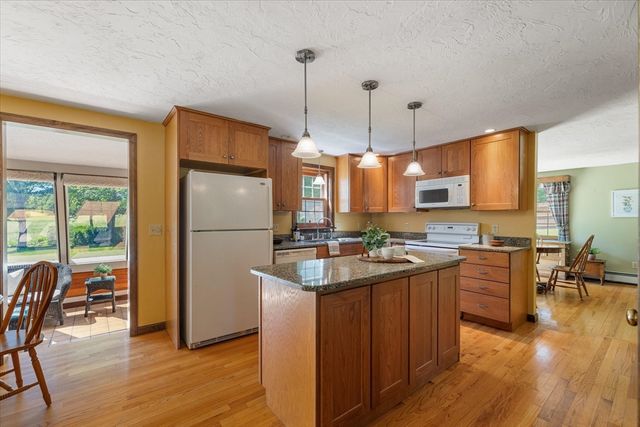 2 Fox Run Rd, Sterling, MA 01564