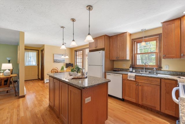 2 Fox Run Rd, Sterling, MA 01564
