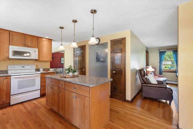 2 Fox Run Rd, Sterling, MA 01564