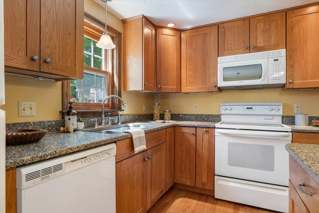 2 Fox Run Rd, Sterling, MA 01564