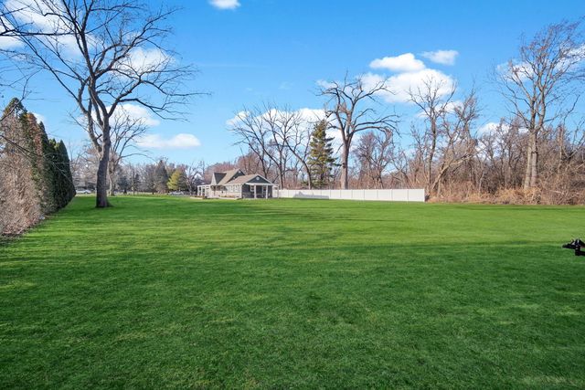 6N221 Virginia Road, Roselle, IL 60172