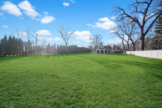 6N221 Virginia Road, Roselle, IL 60172