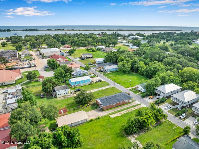 172 Hoxie Street, Biloxi, MS 39530