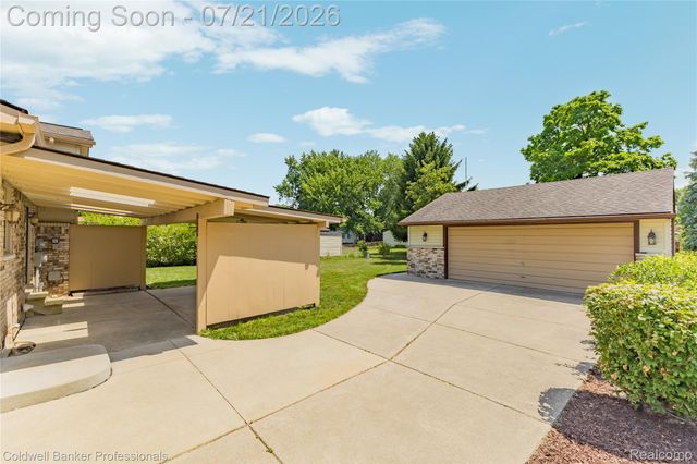 19272 Lloyd Drive, Clinton Charter Township, MI 48038