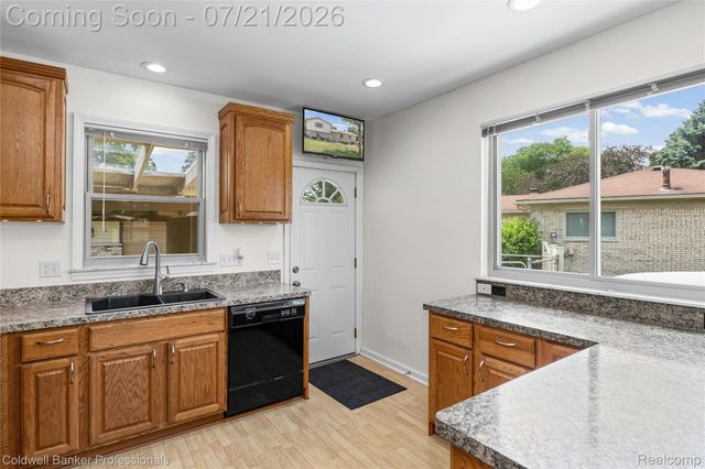 19272 Lloyd Drive, Clinton Charter Township, MI 48038