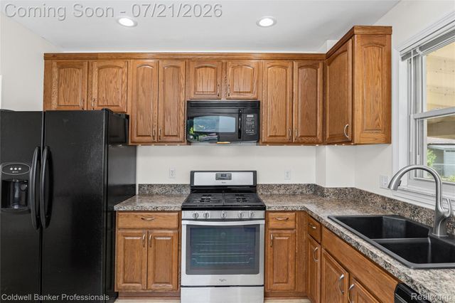 19272 Lloyd Drive, Clinton Charter Township, MI 48038