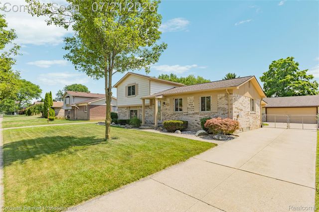 19272 Lloyd Drive, Clinton Charter Township, MI 48038