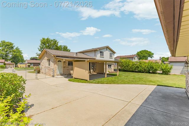 19272 Lloyd Drive, Clinton Charter Township, MI 48038