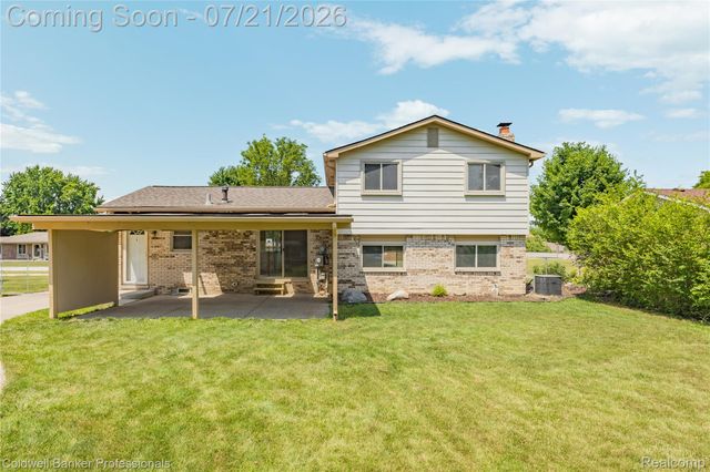 19272 Lloyd Drive, Clinton Charter Township, MI 48038