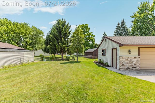 19272 Lloyd Drive, Clinton Charter Township, MI 48038