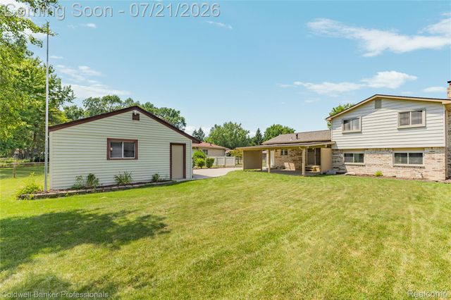 19272 Lloyd Drive, Clinton Charter Township, MI 48038