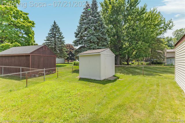 19272 Lloyd Drive, Clinton Charter Township, MI 48038