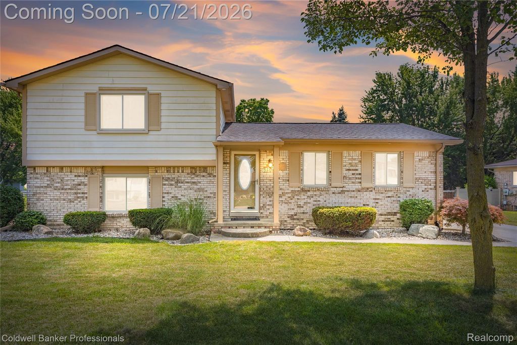 19272 Lloyd Drive, Clinton Charter Township, MI 48038