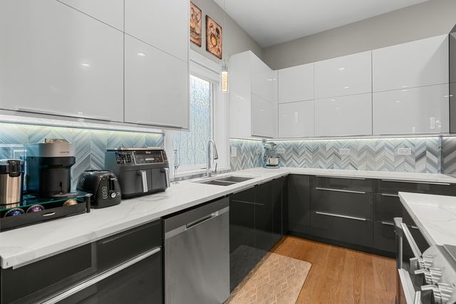 5047 W Winnemac Avenue, Chicago, IL 60630