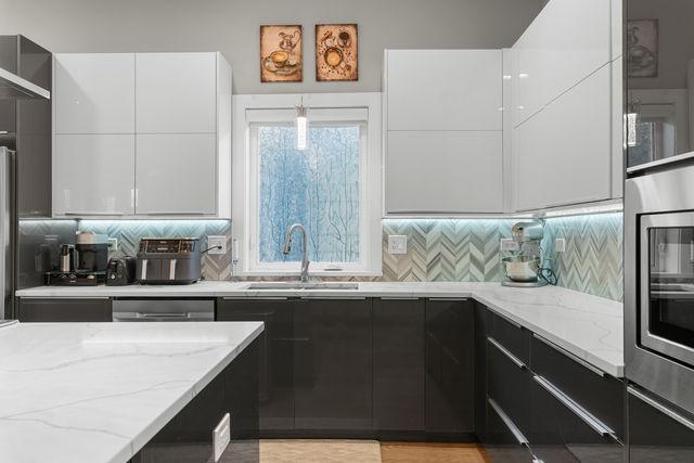 5047 W Winnemac Avenue, Chicago, IL 60630