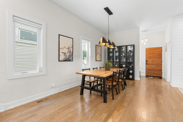 5047 W Winnemac Avenue, Chicago, IL 60630