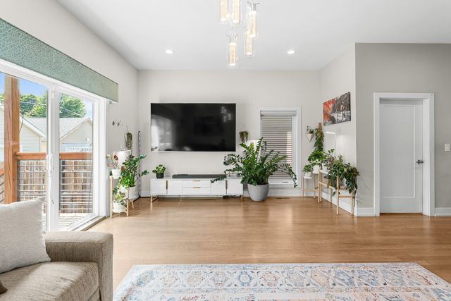 5047 W Winnemac Avenue, Chicago, IL 60630