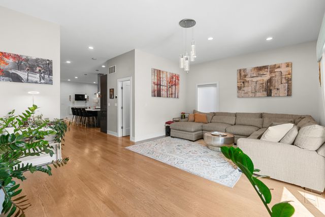 5047 W Winnemac Avenue, Chicago, IL 60630