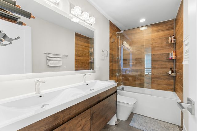 5047 W Winnemac Avenue, Chicago, IL 60630