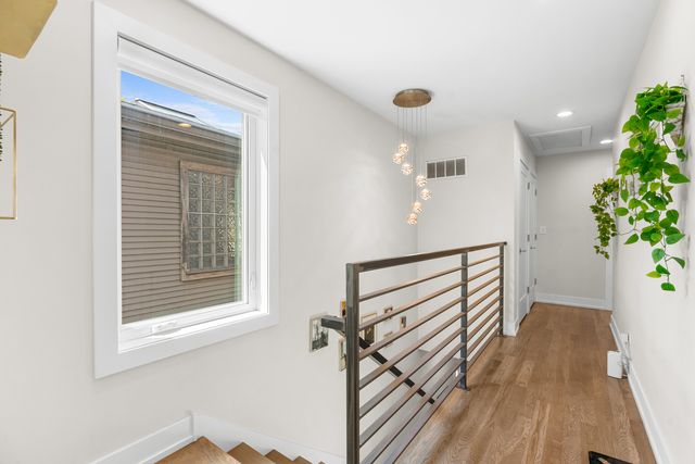 5047 W Winnemac Avenue, Chicago, IL 60630