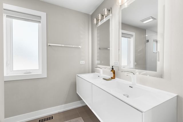 5047 W Winnemac Avenue, Chicago, IL 60630
