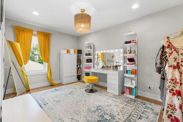 5047 W Winnemac Avenue, Chicago, IL 60630