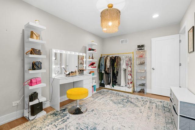 5047 W Winnemac Avenue, Chicago, IL 60630