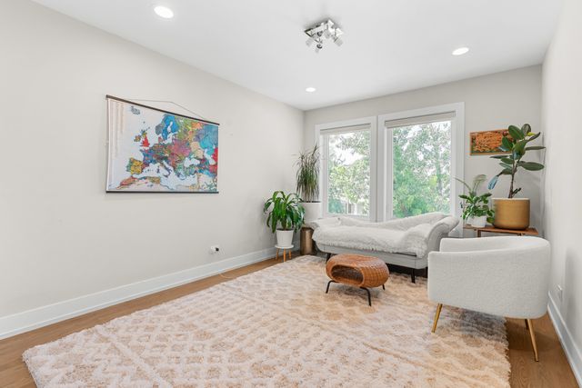 5047 W Winnemac Avenue, Chicago, IL 60630