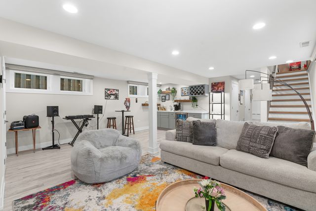 5047 W Winnemac Avenue, Chicago, IL 60630